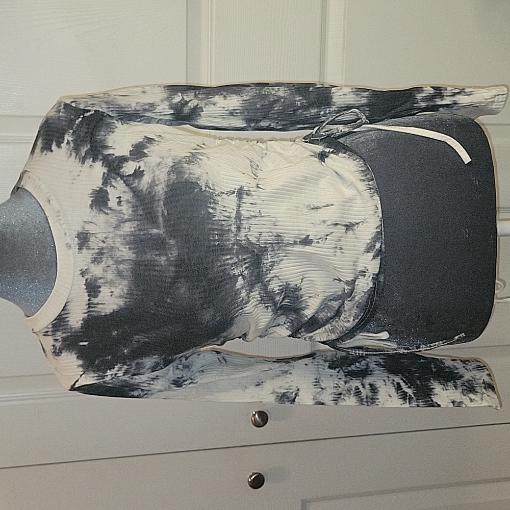 NWT 📦 Blk & Wht Tye Dye Ruched Rubbed Crop Top